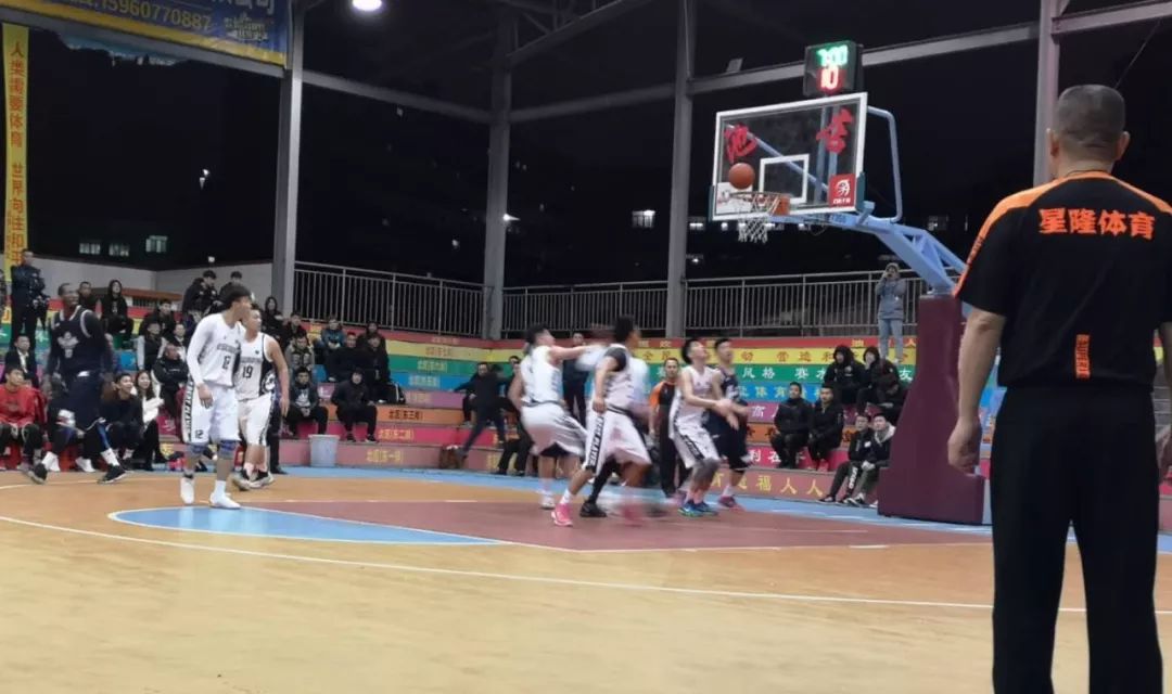  里昂中场铁三角发威，掌控节奏主导比赛